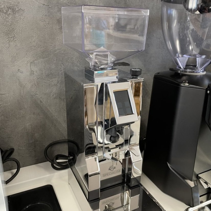 Chromový espressový mlynček na kávu Eureka Mignon Specialita 16CR so štandardným štítkom.