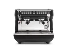 Máquina de café espresso profesional Nuova Simonelli Appia Life Compact 2GR en color negro elegante, con opción de añadir tu propia receta de café.