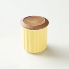 Kávétartó edény porcelánból fa fedéllel. Kávétartó edény porcelánból fa fedéllel.