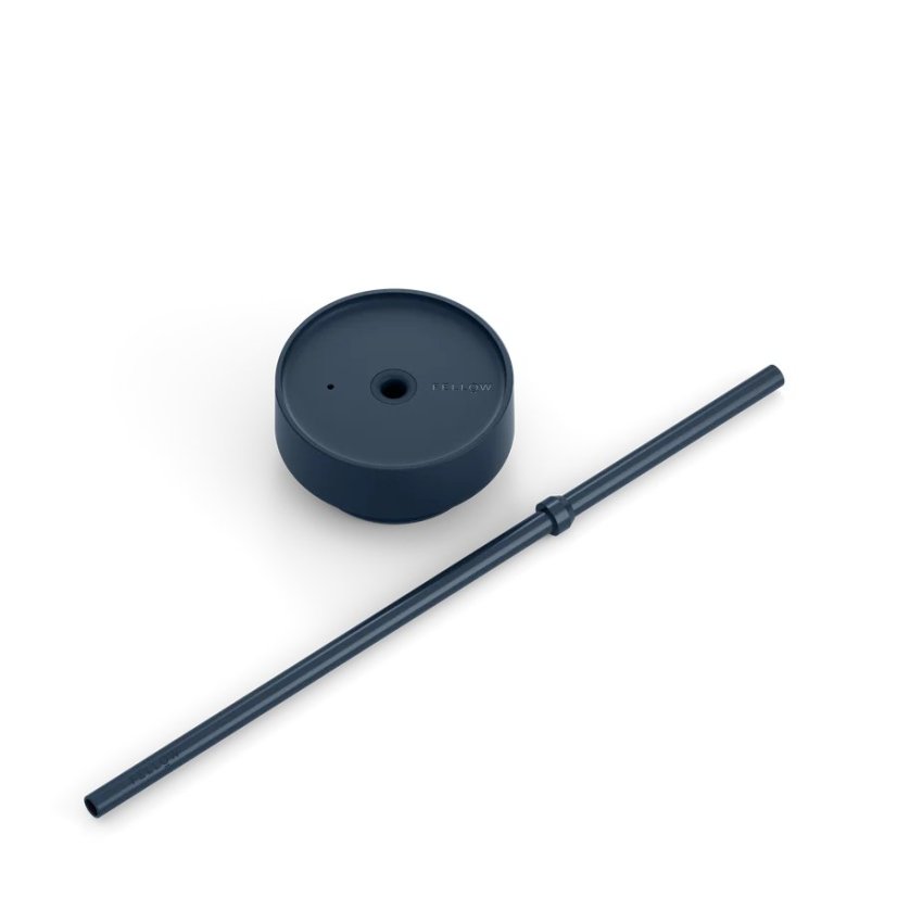 Tasse isolante avec paille pour boissons froides en couleur bleue.