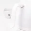 Részletes felvétel a Brewista márkájú kancsó kényelmes fogásáról, a háttérben egy logós csészével.