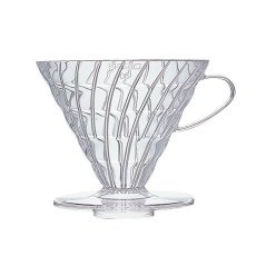 Plastiska dripperis Hario V60-03 gaišā fonā.