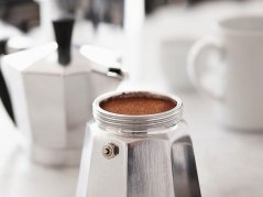 Eine gefüllte Kanne mit gemahlenem Kaffee.