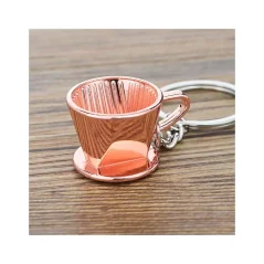 Der rosa Dripper Schlüsselanhänger ist ein tolles Geschenk für Kaffeeliebhaber, das einen stilvollen Akzent im Alltag setzt.
