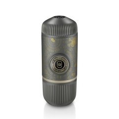 Limitovaná edícia cestovného kávovaru Wacaco Nanopresso - Dark Souls Grey. 