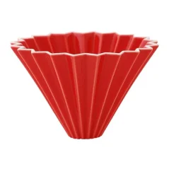 Roter Dripper für die Zubereitung von Filterkaffee Origami.