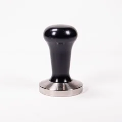 Tamper 58,4 mm s čiernou rukoväťou.