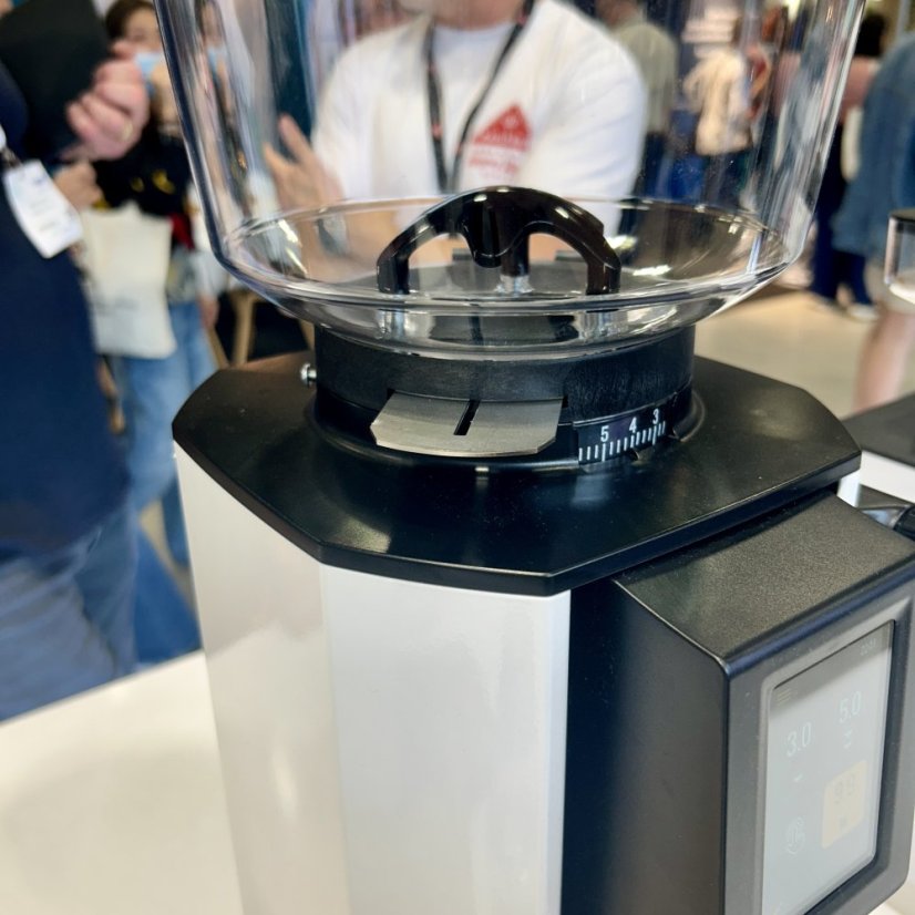 The espresso grinder Anfim Luna is an electric device that ensures perfect grinding of coffee for your favorite espresso experience.