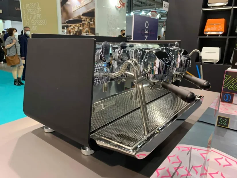 Professionelle Siebträger-Kaffeemaschine Victoria Arduino Eagle One 2GR in schwarzer Ausführung mit einer Aufheizzeit von nur 15 Minuten.