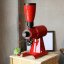 Profesionálny mlynček na espresso a filter Mahlkönig EK43S v červenej farbe. Zdroj.