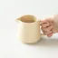 Serveur à café beige pour café filtré à la main. Serveur à café beige pour café filtré à la main.