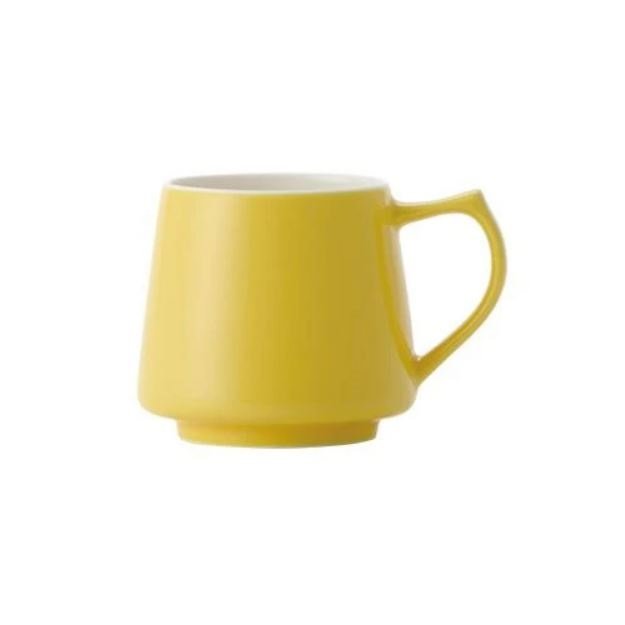 Taza de café Origami amarilla con un volumen de 320 ml.