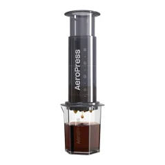 AeroPress XL има по-голяма вместимост (600 мл) и в комплекта е включена практична кана.