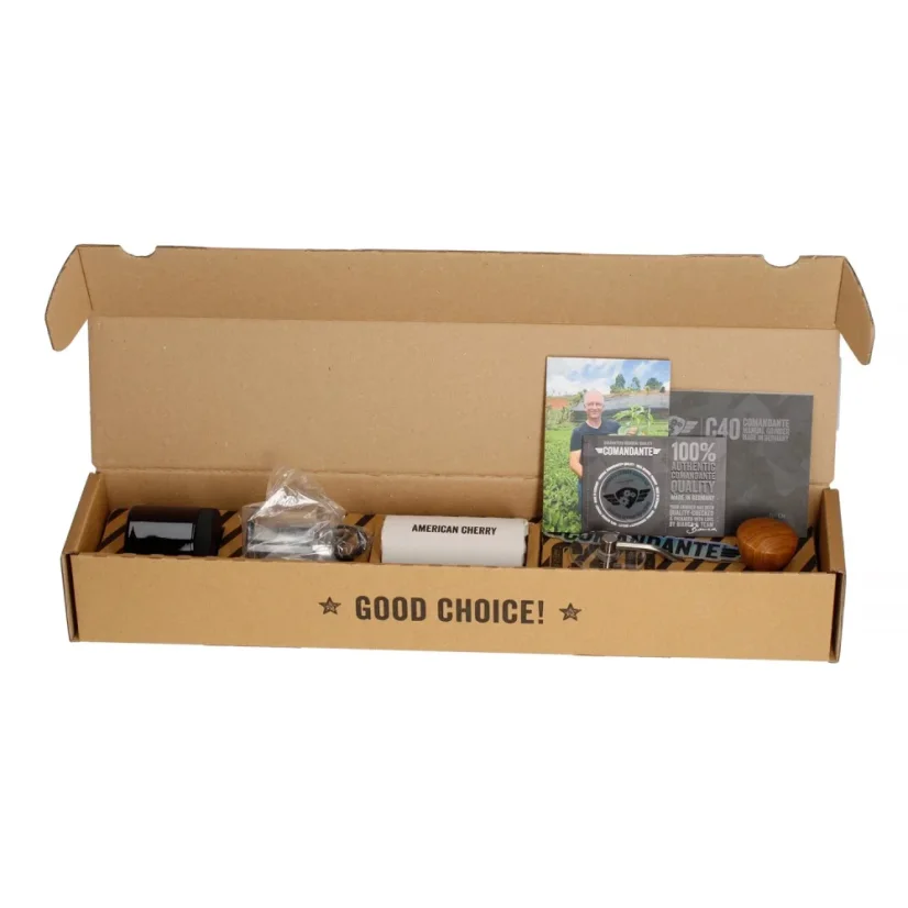 Εγχειρίδιο μύλου καφέ C40 MK4 Nitro Blade American Cherry της Comandante σε κομψό καφέ χρώμα.