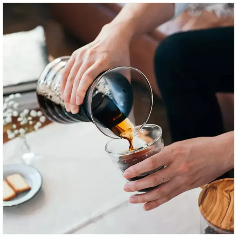 Recipiente Hario V60 com capacidade de 700 ml e suporte de borracha preta