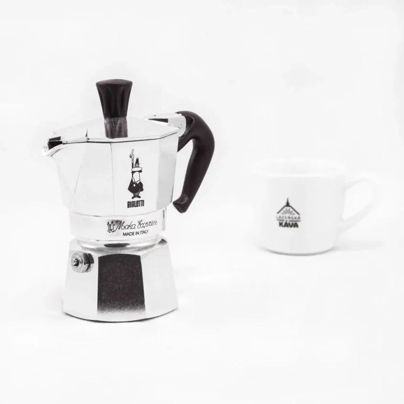 Klassische Moka-Kanne Bialetti Moka Express für die Zubereitung einer Tasse Kaffee mit einem Volumen von 50 ml.