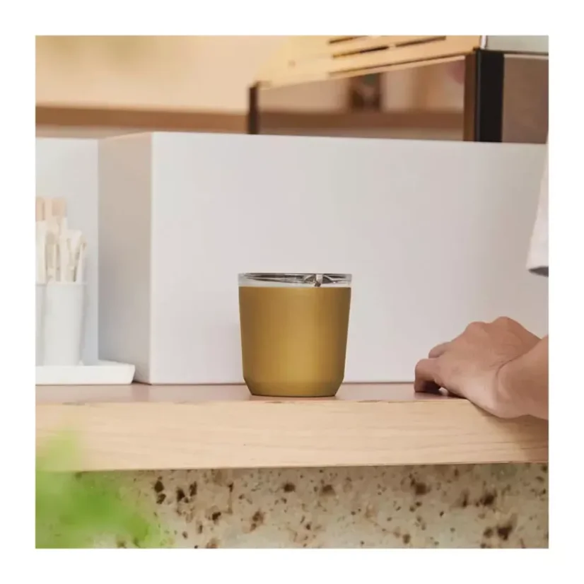 Žltý termohrnček Kinto To Go Tumbler s objemom 240 ml.