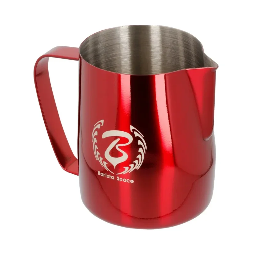 Une cruchon rouge pour le lait de 600 ml sur fond blanc, vue de côté