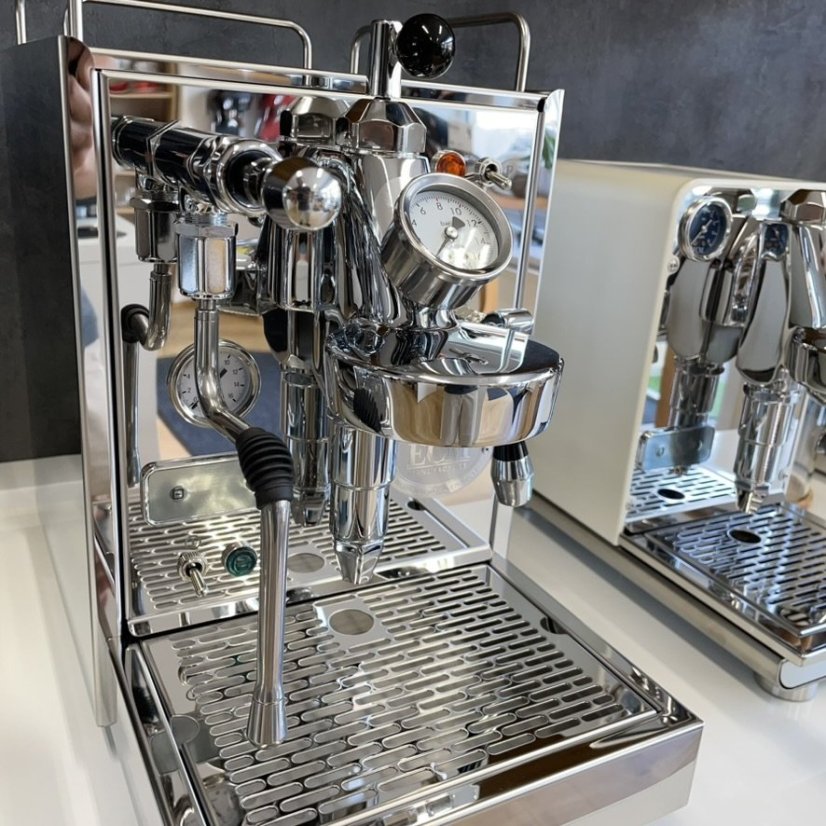 Lever espresso machine ECM Mechanika V Slim in stainless steel design with manual dosing for perfect home espresso preparation.