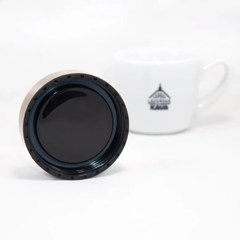 Gold Asobu Le Baton travel mug with a capacity of 500 ml, perfect for traveling.