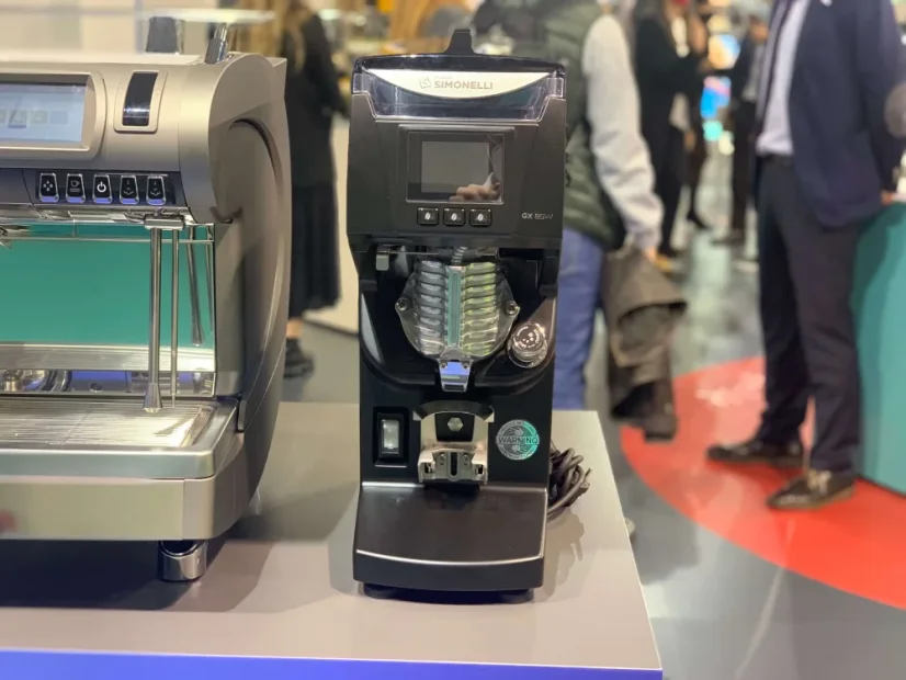 Čierny espresso mlynček na kávu Nuova Simonelli GX85, označovaný ako najlepší na svete.