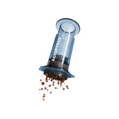 Aeropress Clear Blue a un design bleu cristal magnifique.