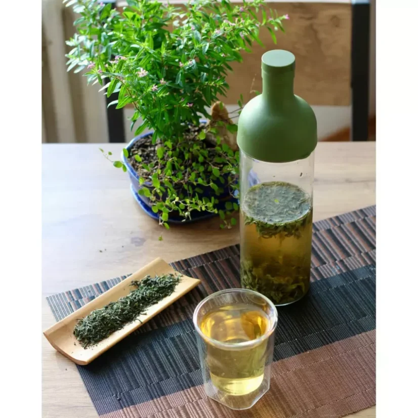 La bouteille à thé glacé en verre de couleur verte est idéale pour préparer un cold brew rafraîchissant.