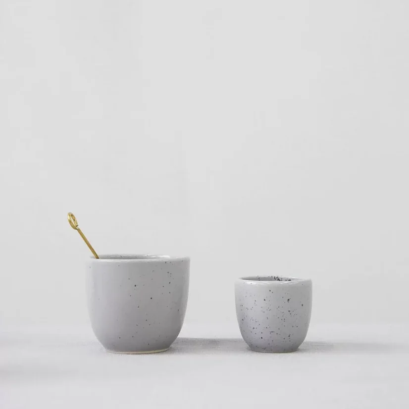 Biały porcelanowy kubek Aoomi Haze Mug 03 o pojemności 200 ml.