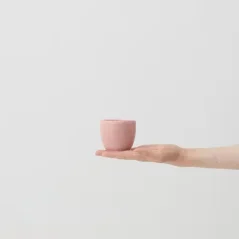 Ružový hrnček Aoomi Yoko Mug A o objeme 170 ml, ideálny pre milovníkov kávy. Ružový hrnček Aoomi Yoko Mug A o objeme 170 ml, ideálny pre milovníkov kávy.