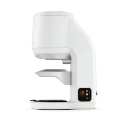 Pohľad zboku na automatický tamper Puqpress Mini 58,3 mm v bielej farbe.