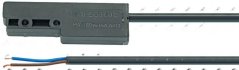 Magnéitesche Mikroschalter E5301C mat engem schwaarzen bedréckte Plastikgehäus an engem Kabel, an zwee Stécker gewisen, mat engem brongen a bloen Drot um Enn. Magnéitesche Mikroschalter E5301C mat engem schwaarzen bedréckte Plastikgehäus an engem Kabel, an zwee Stécker gewisen, mat engem brongen a bloen Drot um Enn.