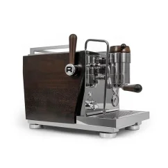 Oldalnézet a Rocket Espresso R NINE ONE Edizione Speciale kávéfőzőre.