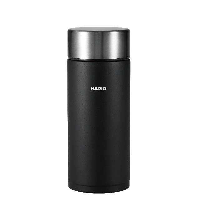 Termoska Hario Stick Bottle w kolorze czarnym o pojemności 350 ml, idealna do użytku podróżnego.
