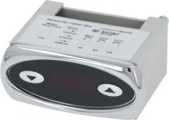 Digitale Thermostat mat engem laangzäilege LED-Display an zwee Pfeil-Knäppercher an engem groe Gehäus.