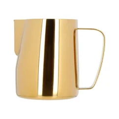 Goldene Milchkanne von Barista Space mit einem Volumen von 600 ml, ideal für Liebhaber von Latte Art.