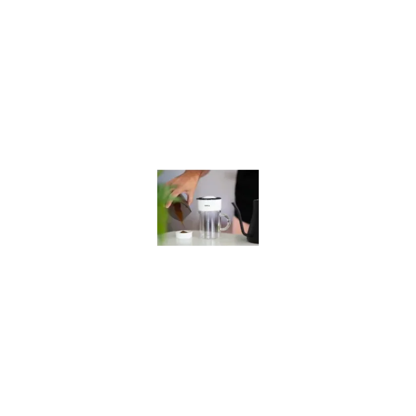 The white Trinity Zero coffee maker made from plastic is a modern and practical aid for preparing your favourite coffee.