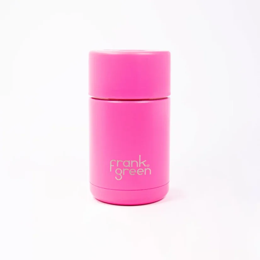 Frank Green Ceramic travel mug in neon pink with a capacity of 295 ml, perfect for traveling.