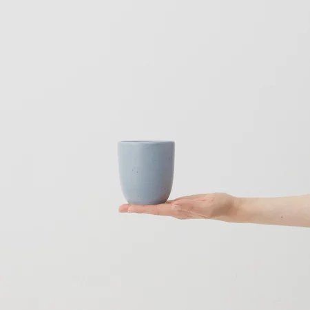 Tasse Aoomi Kobe Mug A02 mit einem Volumen von 330 ml aus hochwertiger Steingut, ideal für die Zubereitung Ihres Lieblingstees oder Kaffees.