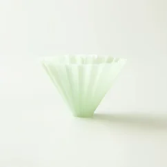 Plastic dripper Origami Air in size M. Matte green finish. Plastic dripper Origami Air in size M. Matte green finish.