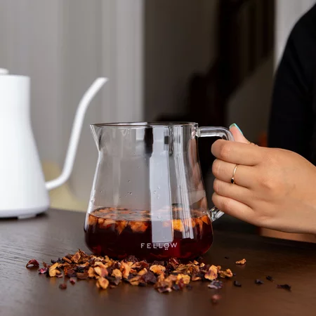 Sklenená kanvica Fellow Mighty Small Carafe s objemom 500 ml v čírom prevedení.