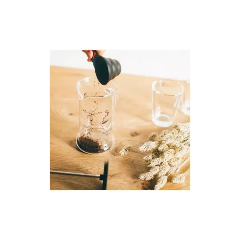 Hario Cafe Press Slim S je elegantný French press s objemom 240 ml v čiernej farbe, ideálny na prípravu lahodnej kávy.