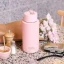 Termohrnček Frank Green Ceramic Blushed Straw Lid s objemom 1000 ml, farba ružová, vyrobený bez BPA.