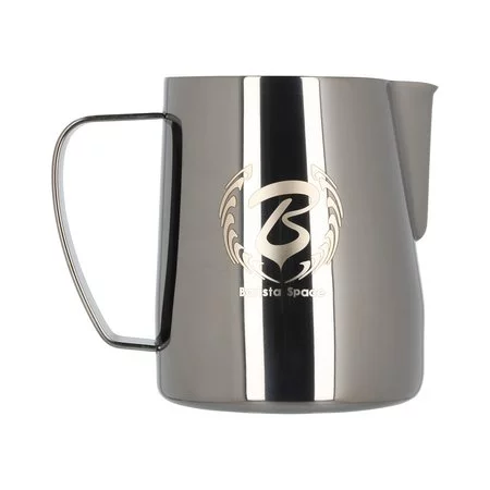Cruche à lait noire Barista Space Sandy Black d'une capacité de 600 ml, idéale pour la préparation de mousse de lait.