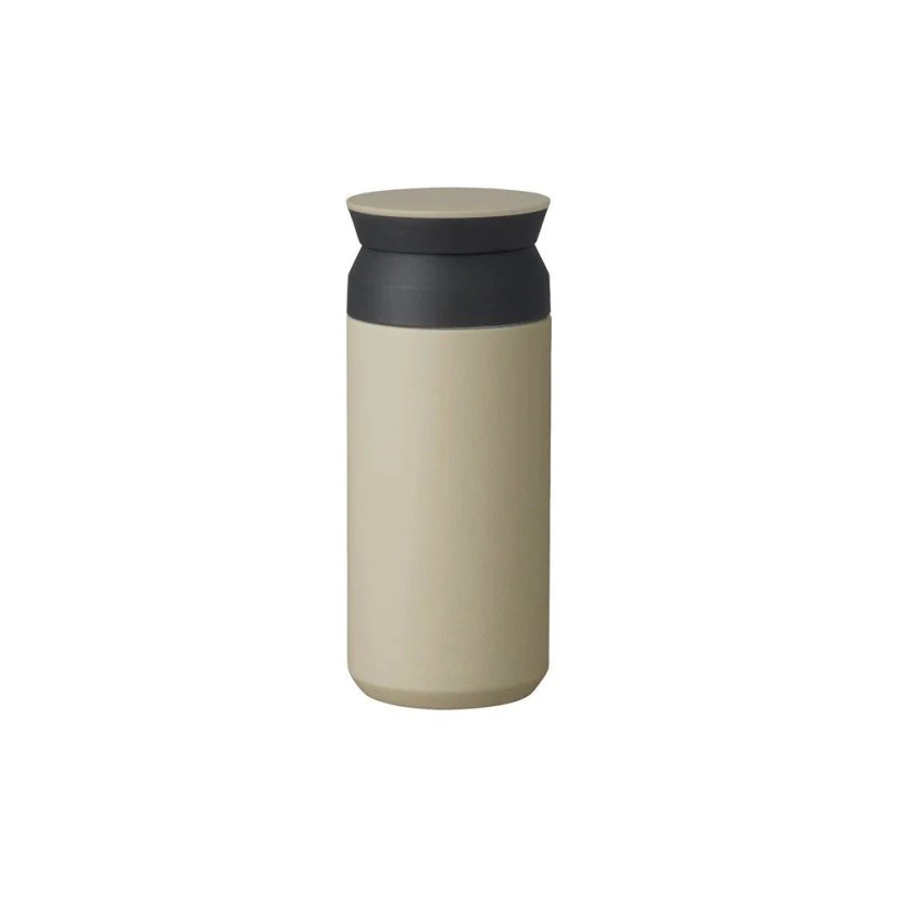 Thermos beige sur fond blanc.