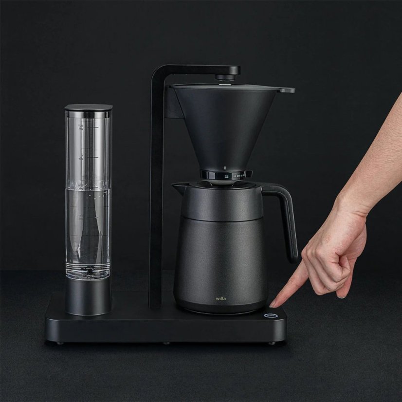 Coffee maker for filtered coffee Wilfa Performance Thermo CM9B-T125 in black color is operated with a single button.