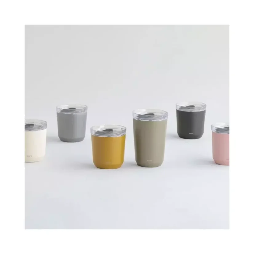 Le tumbler Kinto To Go est un mug thermique pratique de couleur kaki d'une capacité de 360 ml, fabriqué en silicone, idéal pour le café en déplacement.