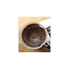 Plasztik dripper fából készült háttérrel, papír szűrő és kávé logó