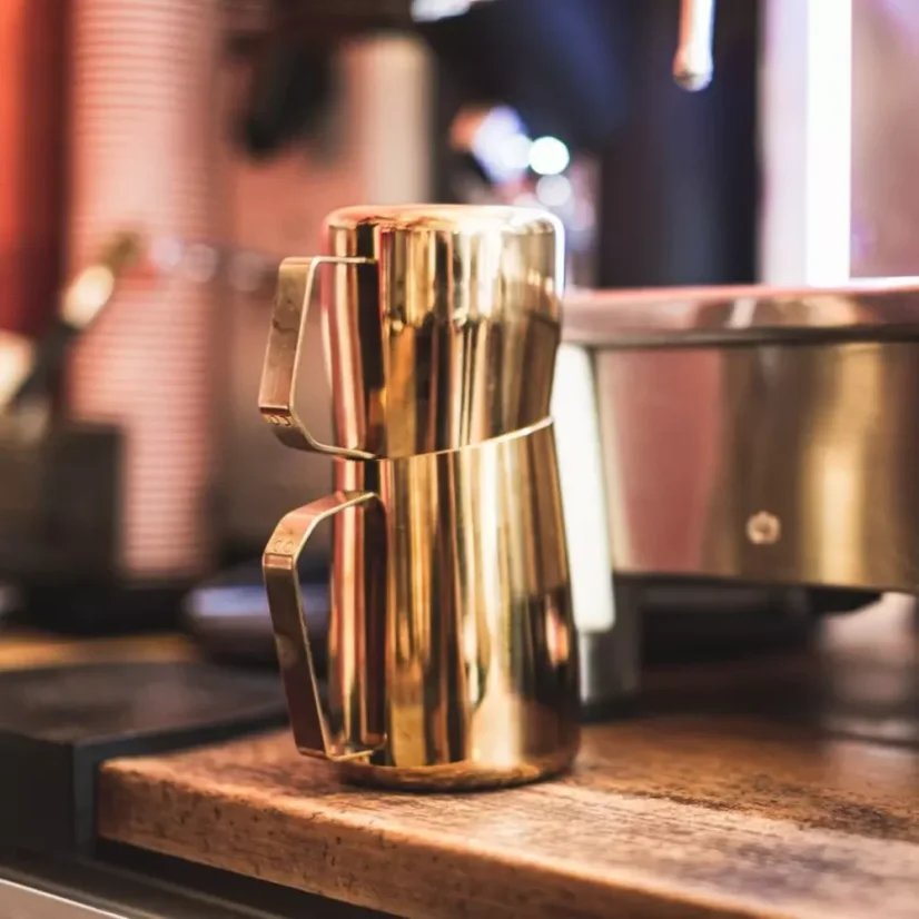 Ružová mosadzná kanvička na mlieko Barista & Co o objeme 600 ml, ideálna pre presné dávkovanie mlieka pre kávové špeciality.