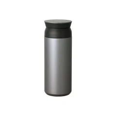 Srebrny kubek termiczny Kinto Travel Tumbler o pojemności 500 ml, utrzymuje napój na długo gorący lub zimny.