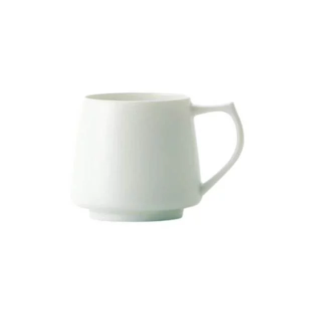 Biely hrnček na kávu a čaj z porcelánu.